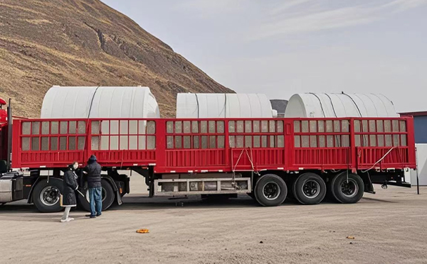 合作塑料桶装车完毕准备运输中
