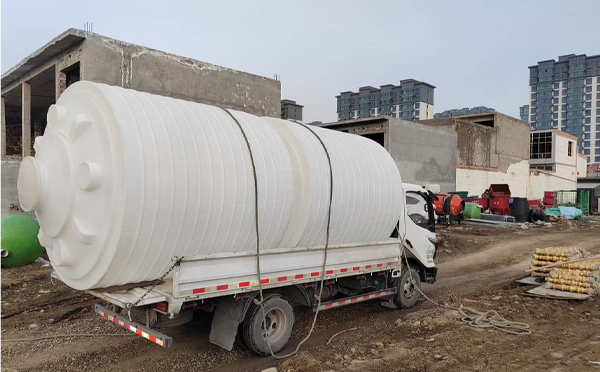 PE合作塑料大桶运输中