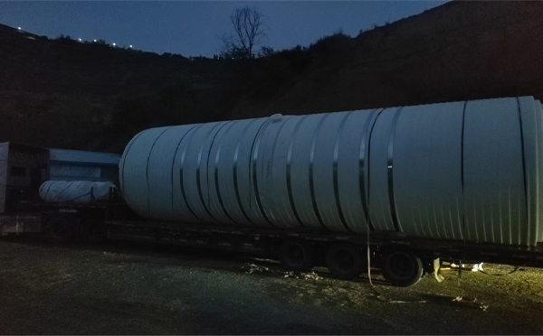 合作圆桶运输途中