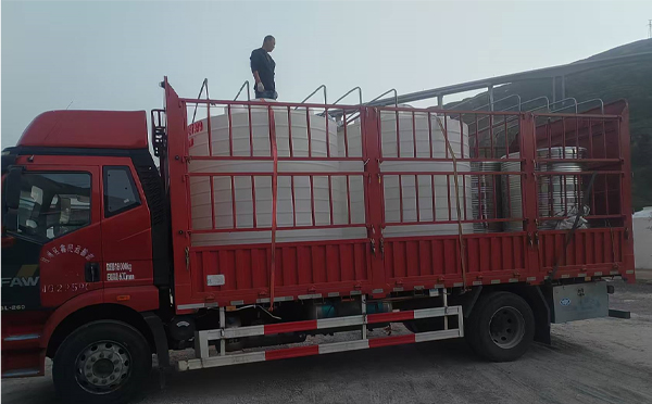 合作立式运输桶安排发货现场